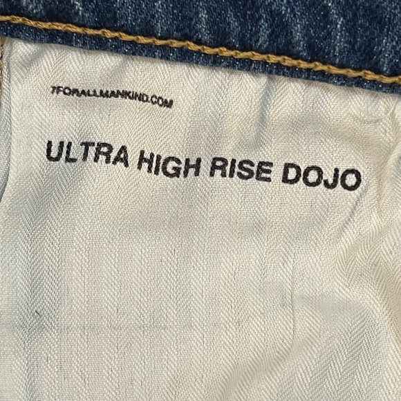 7 For All Mankind Ultra High Rise Dojo Jeans Sz 27 Light Wash Distressed Flare - Picture 7 of 8